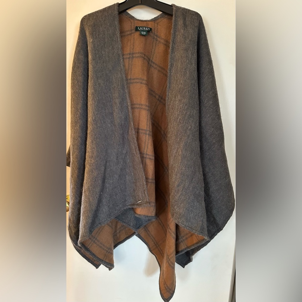Lauren by Ralph Lauren beautiful wool/acrylic wrap in Grey/camel plaid - os